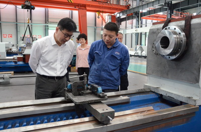 甘肅省委常委、副省長(zhǎng)張錦剛在星火機(jī)床公司調(diào)研