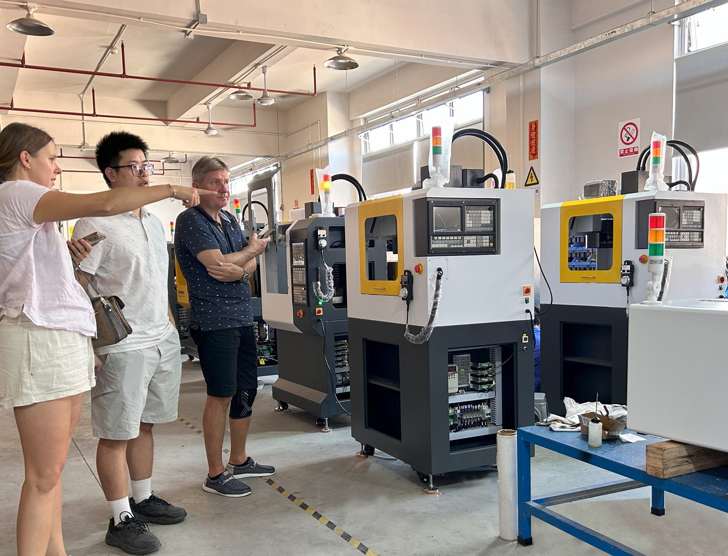 捷克客戶蒞臨育菁裝備考察桌面級加工中心，深化技術交流合作